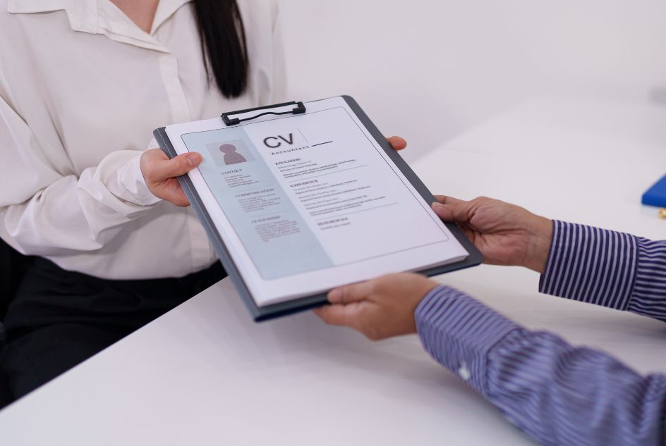 Tłumaczenia CV do pracy za granicą – jakie elementy są kluczowe dla rekruterów
