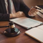 Tłumaczenia prawnicze umów i regulaminów – na co zwrócić uwagę przy wyborze biura tłumaczeń