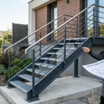 Kosztorys inwestycji: Ile kosztują schody stalowe zewnętrzne i co wpływa na ostateczną cenę?